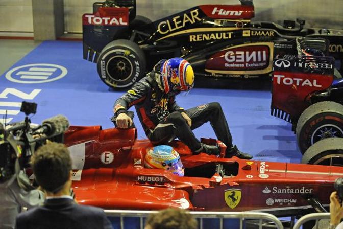 Alonso da un passaggio a Webber che ha rotto nell'ultimo giro. La passeggiata in pista coster dieci posti in griglia all'australiano in Corea. Colombo